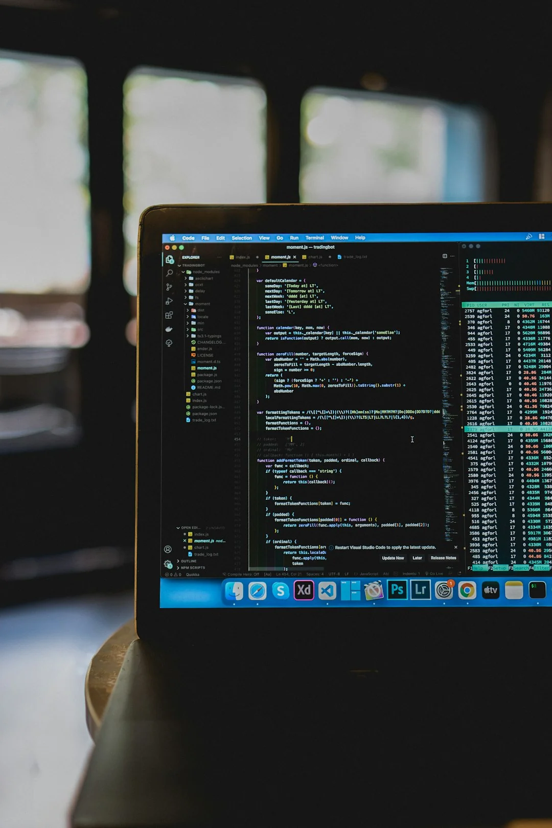 Un espace de travail contemporain avec deux écrans d’ordinateur affichant des projets de conception web, mettant en avant la technologie et la productivité.